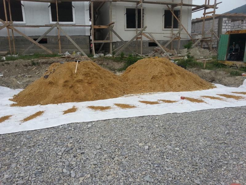 Раскидать песок по участку