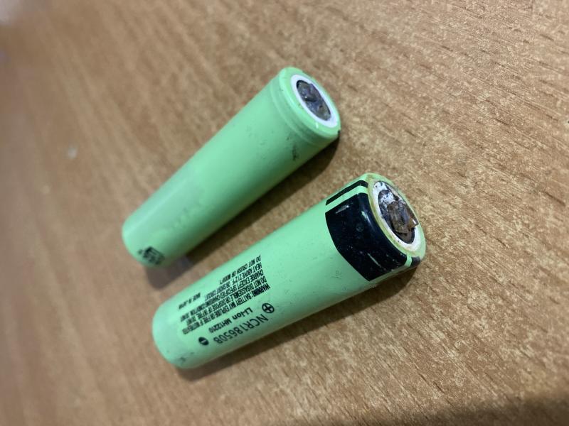 припаять провода к батарейкам